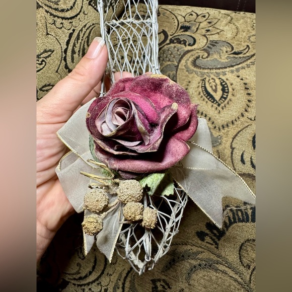 Chicken Wire Shoe with Roses - Picture 12 of 12